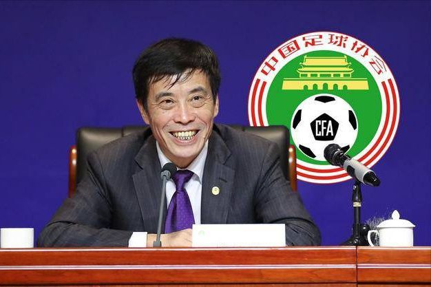 近日恩佐参加了AmazonPrimeVideoSport的游戏，游戏中他需要在盲盒中摸物并猜测为何物。